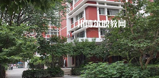 濟(jì)南應(yīng)用技術(shù)職業(yè)中等專業(yè)學(xué)校地址在哪里，哪個(gè)地區(qū)，哪個(gè)城市?