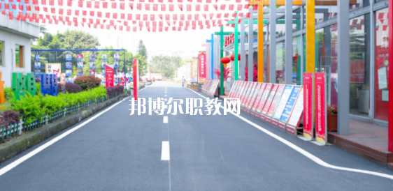 重慶新華電腦學(xué)校地址在哪里，哪個(gè)地區(qū)，哪個(gè)城市?