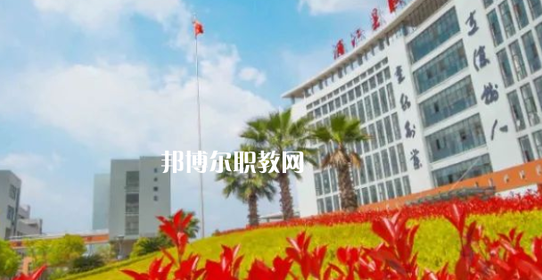 浦江縣職業(yè)技術(shù)學(xué)校招生計(jì)劃人數(shù)根據(jù)專業(yè)不同，計(jì)劃也是不同的，例如：幼兒保育招生40人，學(xué)前教育招生57人，普職融通招生150人，工藝美術(shù)招生150人，淘寶美工招生40人，等等，邦博爾小編為大家整理了浦江縣職業(yè)技術(shù)學(xué)校招生計(jì)劃人數(shù)詳細(xì)內(nèi)容，信息僅供參考，如有變動，以學(xué)校官方最新消息為準(zhǔn)。  一、浦江縣職業(yè)技術(shù)學(xué)校招生計(jì)劃一覽表 二、浦江縣職業(yè)技術(shù)學(xué)校招生情況 1、浦江縣職業(yè)技術(shù)學(xué)校招生條件、要求  遵紀(jì)守法、熱愛勞動、文明禮貌、樸實(shí)誠信;  無疾病、無傳染病、無慢性病史、無犯罪史、無嚴(yán)重違紀(jì)史;  身體健康，學(xué)生品行端正。  2、浦江縣職業(yè)技術(shù)學(xué)校招生對象  招收應(yīng)屆、歷屆初中畢業(yè)及以上文化程度的學(xué)生  三、浦江縣職業(yè)技術(shù)學(xué)校簡介 學(xué)校有全國職教名師、省特級教師、大師名家、省市教壇新秀、省技術(shù)能手、市學(xué)科帶頭人40多人。智慧校園管理系統(tǒng)、體育館、圖書館、電子閱覽室、校內(nèi)外實(shí)訓(xùn)基地等，教學(xué)設(shè)施一應(yīng)俱全。  學(xué)校設(shè)有浦江縣職業(yè)技能培訓(xùn)中心和職業(yè)技能鑒定中心。  四、浦江縣職業(yè)技術(shù)學(xué)校口碑 校友評價(jià)：浦江縣職業(yè)技術(shù)學(xué)校辦學(xué)特色鮮明，教學(xué)設(shè)施一應(yīng)俱全，為本地經(jīng)濟(jì)建設(shè)和社會發(fā)展培養(yǎng)高技能人才。  校友評價(jià)：浦江縣職業(yè)技術(shù)學(xué)校教學(xué)設(shè)備比較齊全，老師工作認(rèn)真，領(lǐng)導(dǎo)班子心齊。