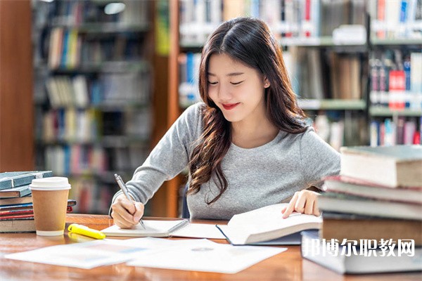 湖南哪里的中專學校能讀網頁美術設計專業(yè)