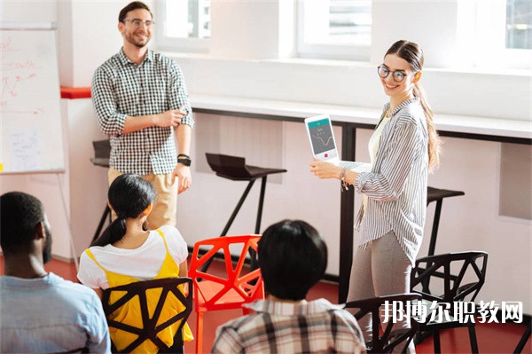 廣西哪里的中職學(xué)校能讀計算機(jī)應(yīng)用(維修、文秘方向)專業(yè)
