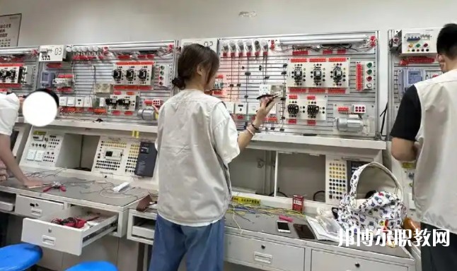 四川2025年讀電工學(xué)?？梢钥即髮W(xué)嗎